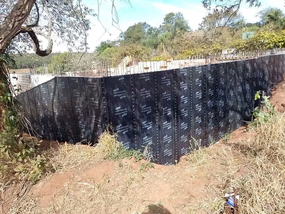 Muro de contenção com manta preta, visto de baixo