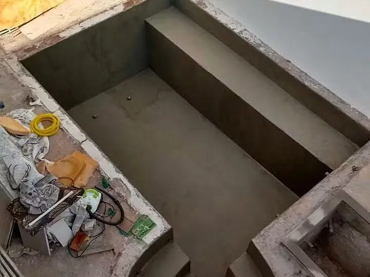 Piscina em construção com argamassa impermeabilizante aplicada